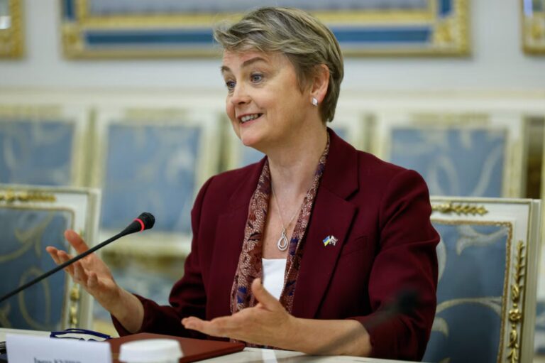 El Reino Unido golpea a Rusia: Más de 100 nuevas sanciones para asfixiar su maquinaria de guerra Yvette Cooper planteó que la seguridad europea depende de limitar el flujo de capital hacia el Kremlin (Reuters)