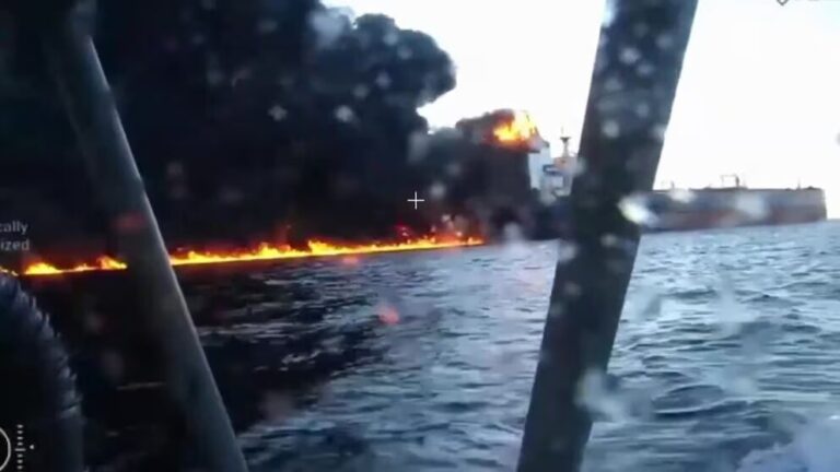 Ucrania Ataca con “Bebé del Mar” la “Flota Fantasma” Rusa en el Mar Negro: Dos Petroleros Impactados