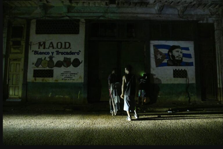 Colapso Eléctrico Masivo Deja a 3,5 Millones de Cubanos, Incluida La Habana, a Oscuras