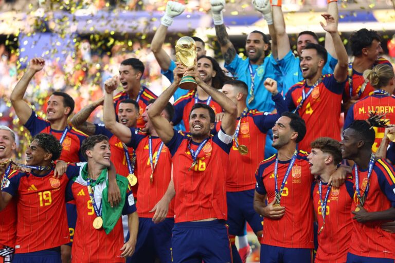 España reina en el planeta fútbol y la geopolítica mundial se tambalea entre Oriente Medio