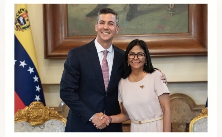 La foto incómoda: entre el pragmatismo, la deuda y las formas en la diplomacia