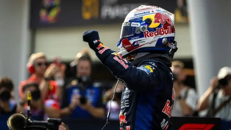 Verstappen se corona en Sepang tras un carrerón táctico y doble podio de Mercedes en Malasia
